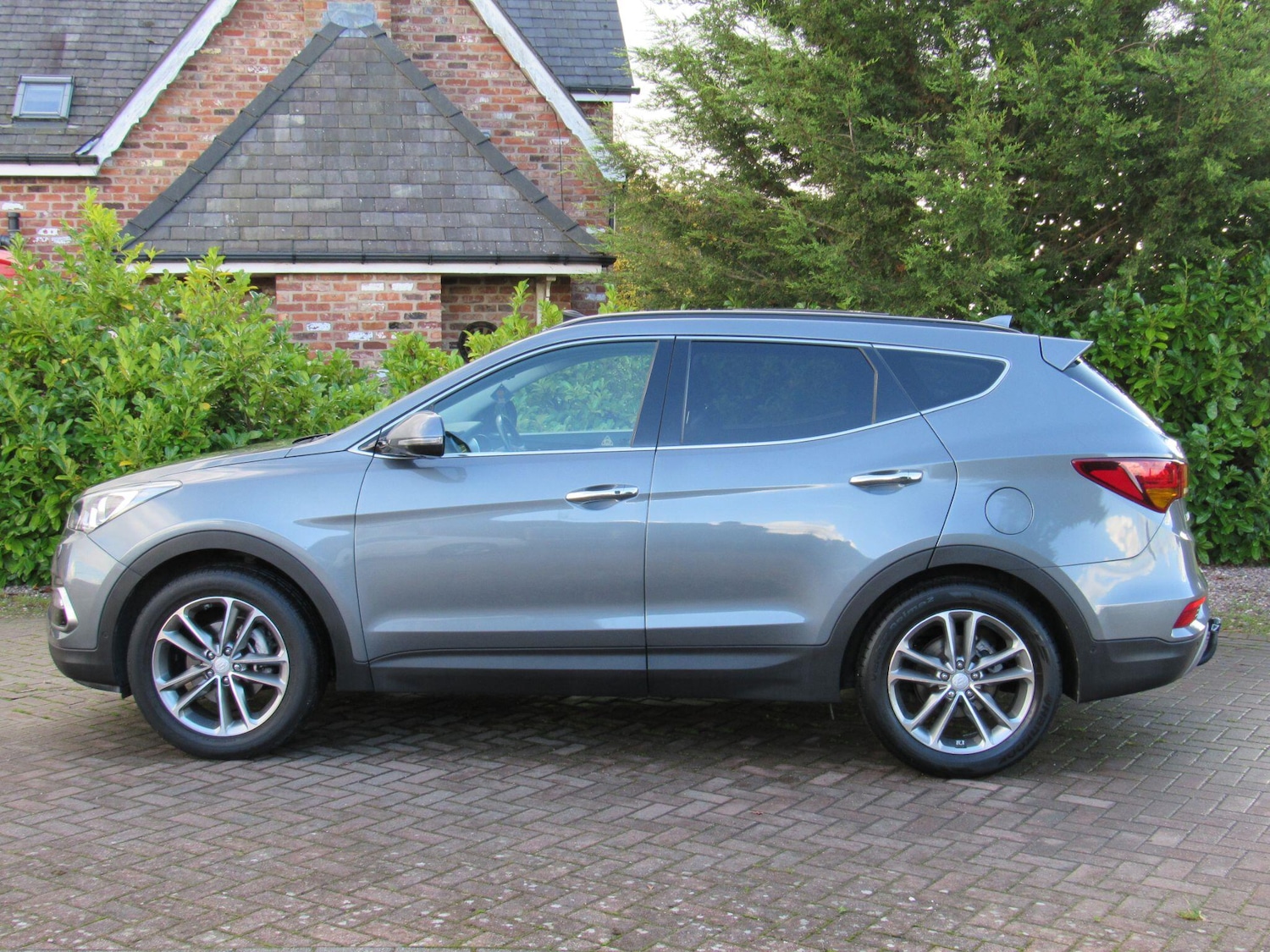 Used Hyundai Santa Fe 2017 for sale - 76982865: Photo 4