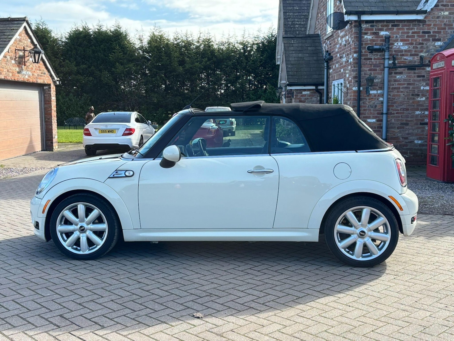 Used MINI Convertible 2010 for sale - 77723689: Photo 21