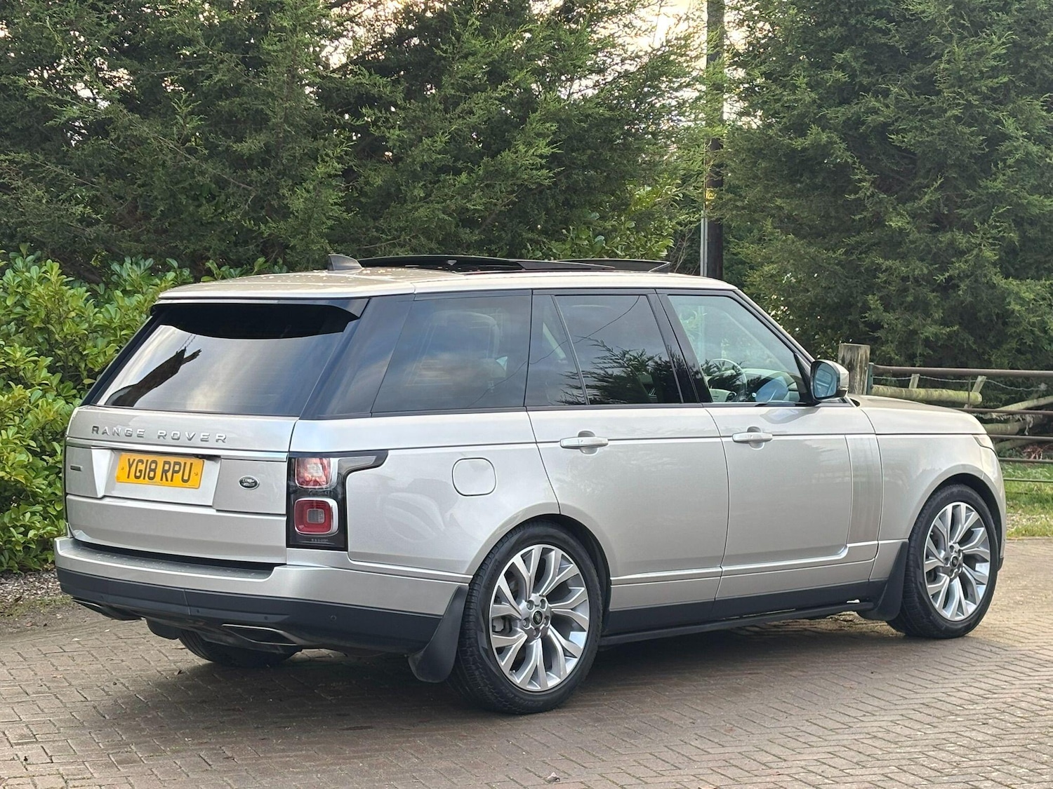 Used Land Rover Range Rover 2018 for sale - 76982857: Photo 2