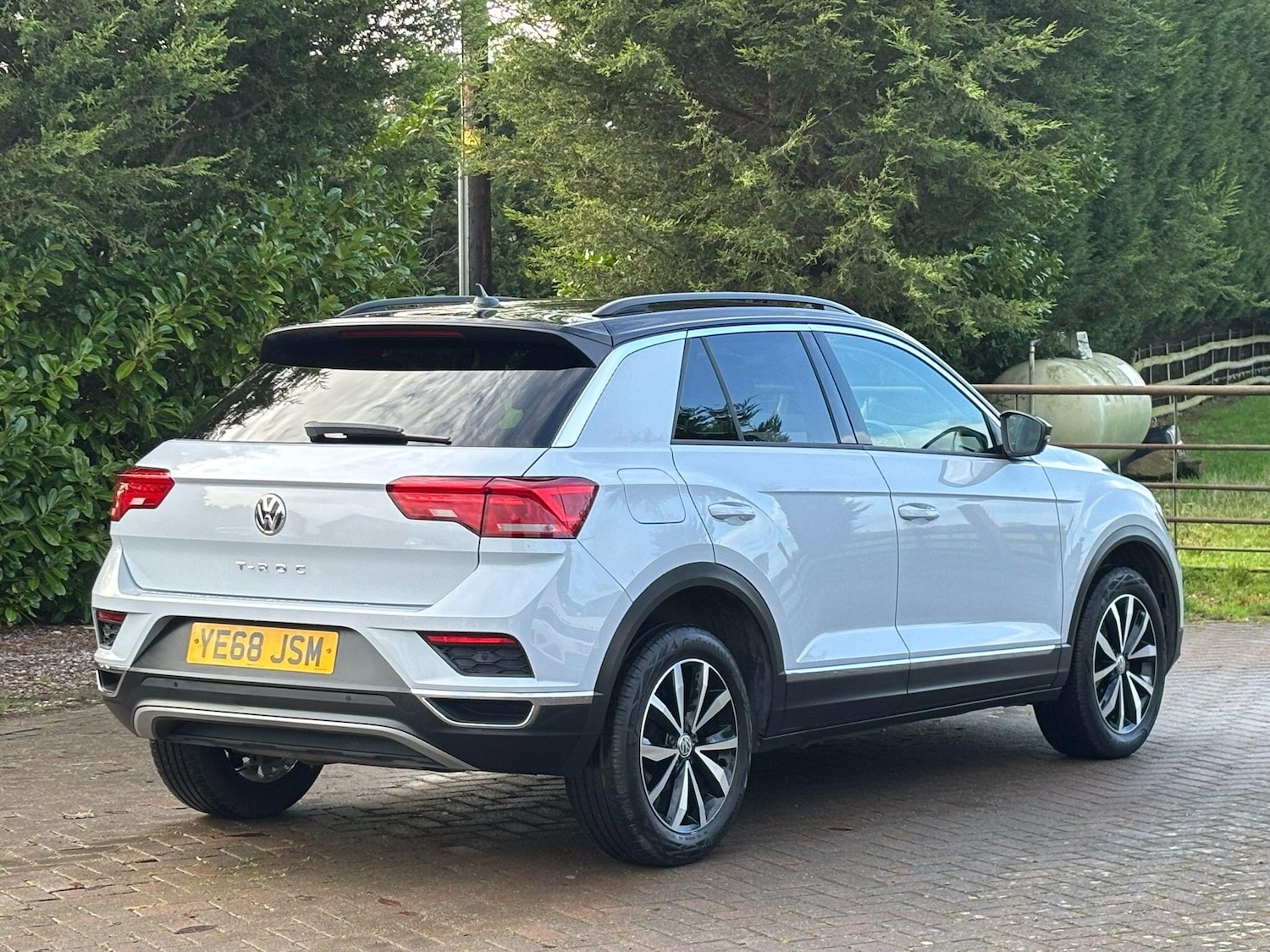 Used Volkswagen T-Roc 2018 for sale - 76982839: Photo 2