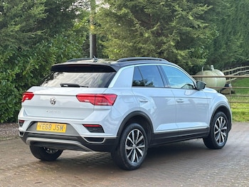 Used Volkswagen T-Roc 2018 for sale - 76982839: Photo