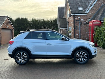 Used Volkswagen T-Roc 2018 for sale - 76982839: Photo