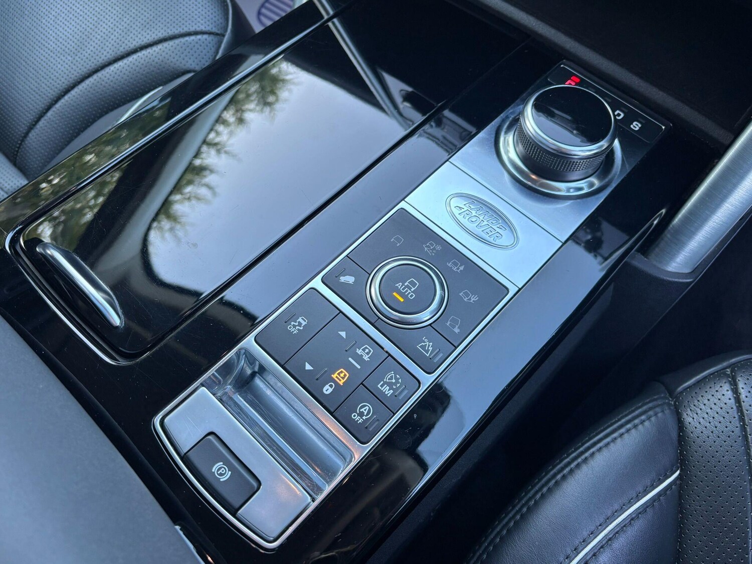 Used Land Rover Discovery 2018 for sale - 76982859: Photo 42