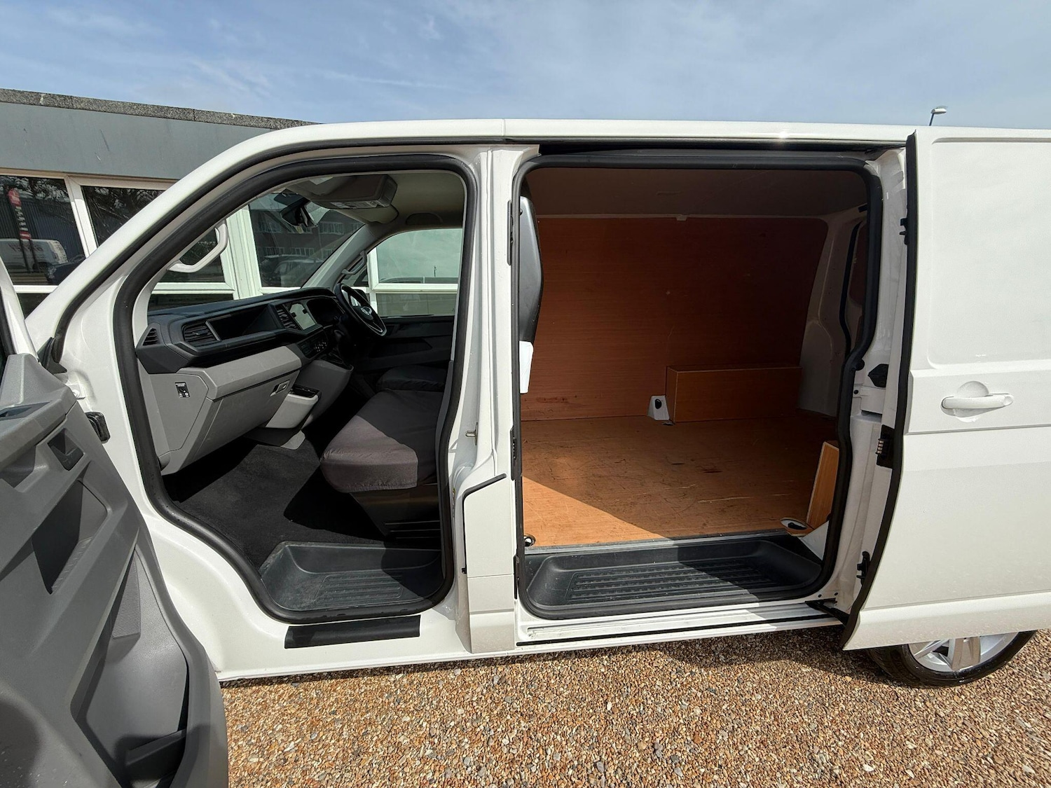 Used Volkswagen Transporter 2024 for sale - 75782301: Photo 2