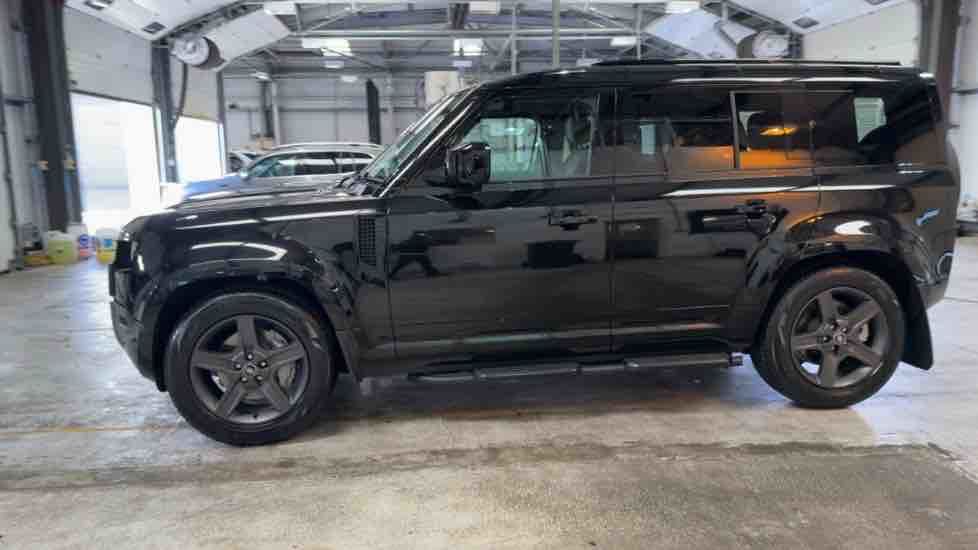 Used Land Rover Defender 110 2025 for sale - 76010599: Photo 94