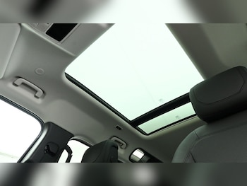 Used Land Rover Defender 110 2024 for sale - 75112264: Photo