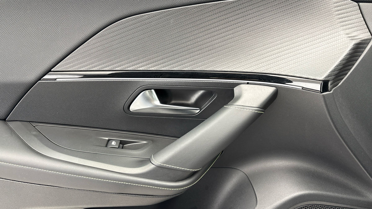 Used Peugeot E-2008 2021 for sale - 76686934: Photo 19