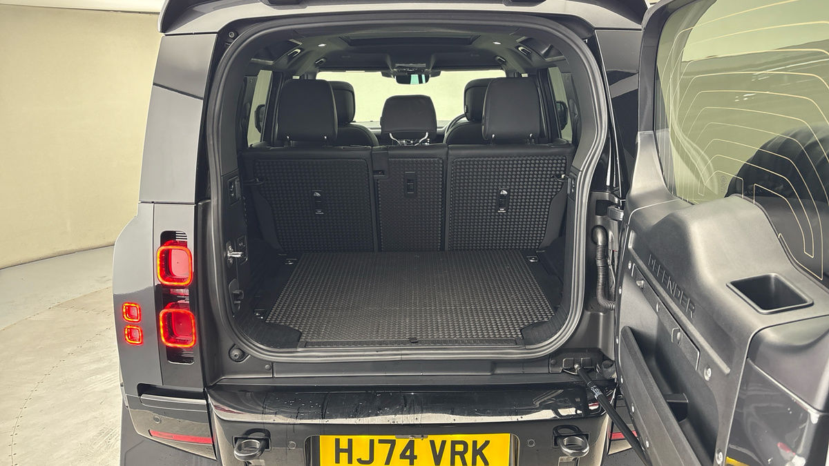 Used Land Rover Defender 2024 for sale - 77906142: Photo 11