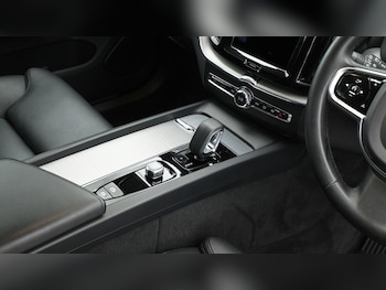Used Volvo XC60 2023 for sale - 75099752: Photo