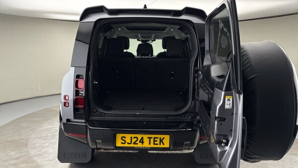 Used Land Rover Defender 110 2024 for sale - 75937818: Photo 11