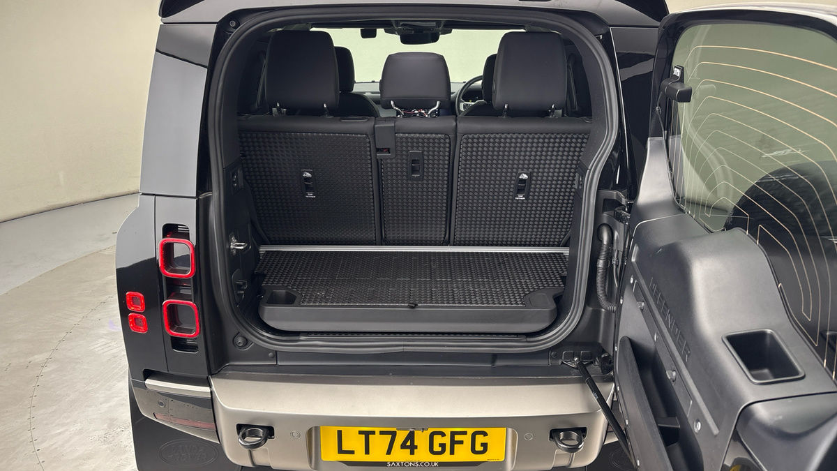 Used Land Rover Defender 90 2024 for sale - 76630370: Photo 11