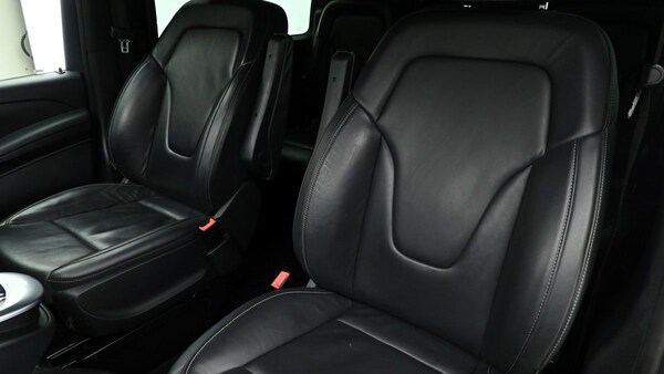 Used Mercedes-Benz V-Class 2023 for sale - 74807406: Photo 4