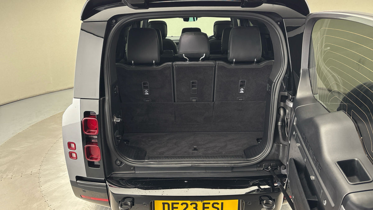 Used Land Rover Defender 130 2023 for sale - 76570850: Photo 11