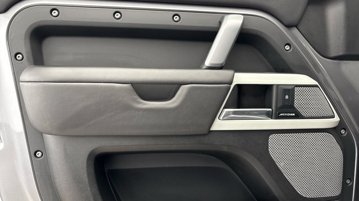 Used Land Rover Defender 130 2023 for sale - 76570850: Photo 19