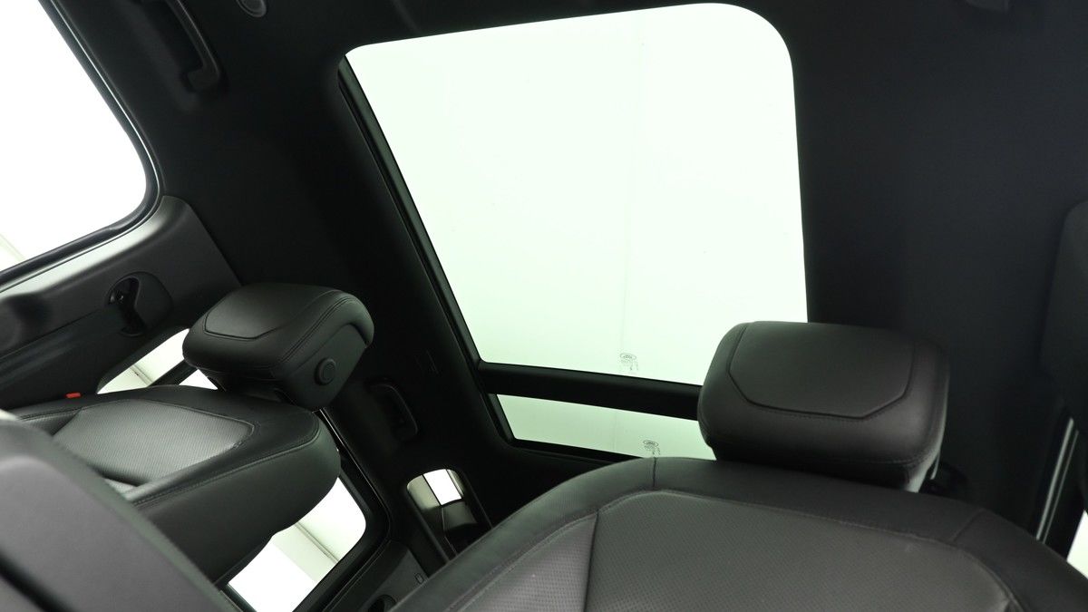 Used Land Rover Defender 110 2024 for sale - 75912462: Photo 2