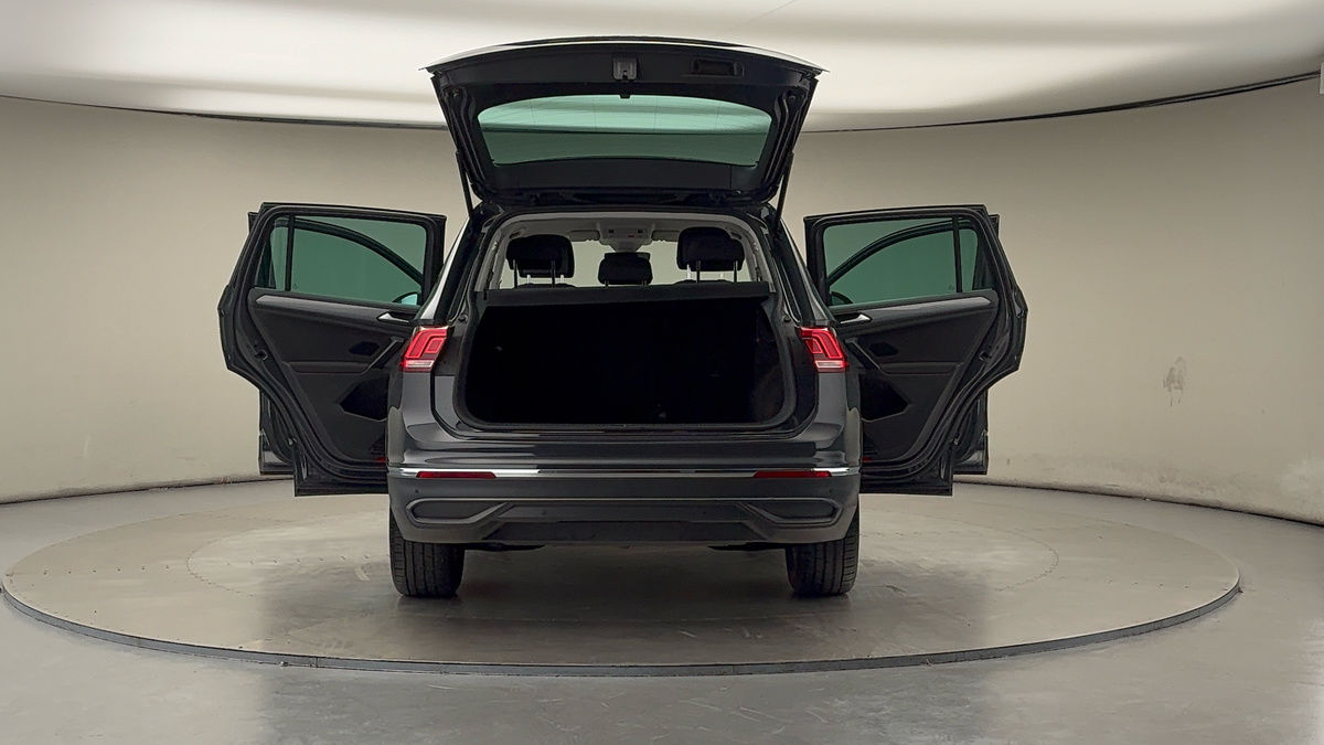 Used Volkswagen Tiguan 2021 for sale - 76497100: Photo 60