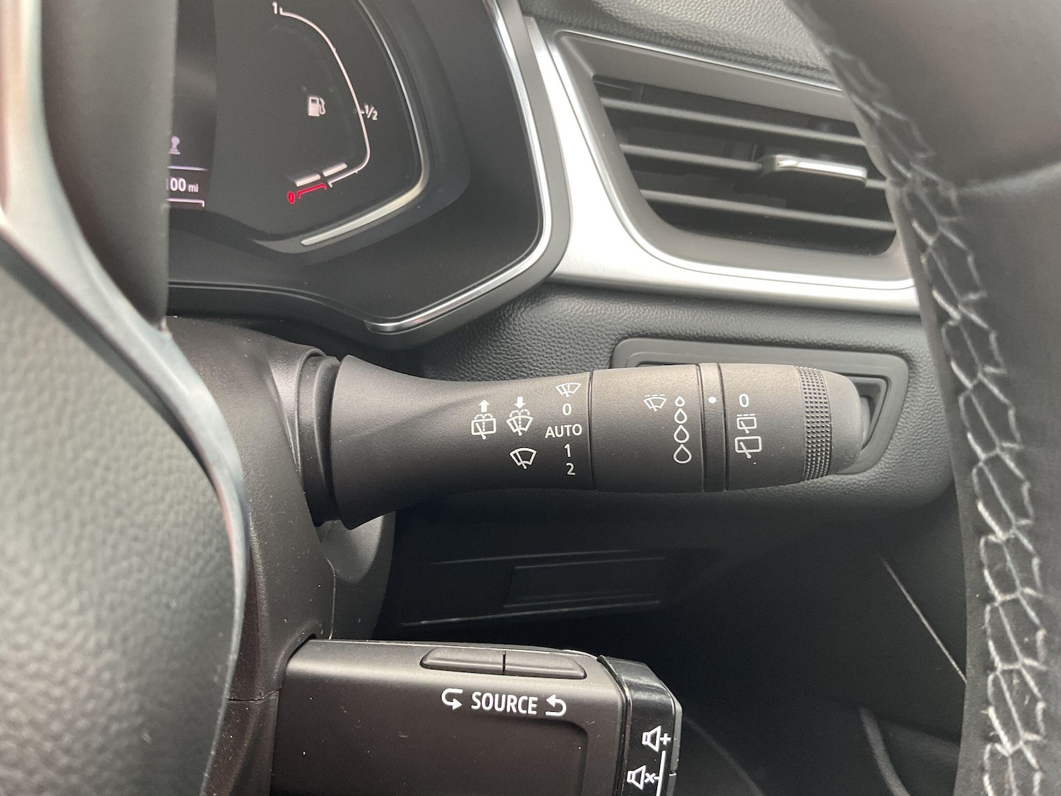 Used Renault Captur 2023 for sale - 76865358: Photo 32