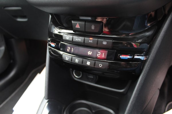 Used Peugeot 208 2012 for sale - 76270030: Photo 4