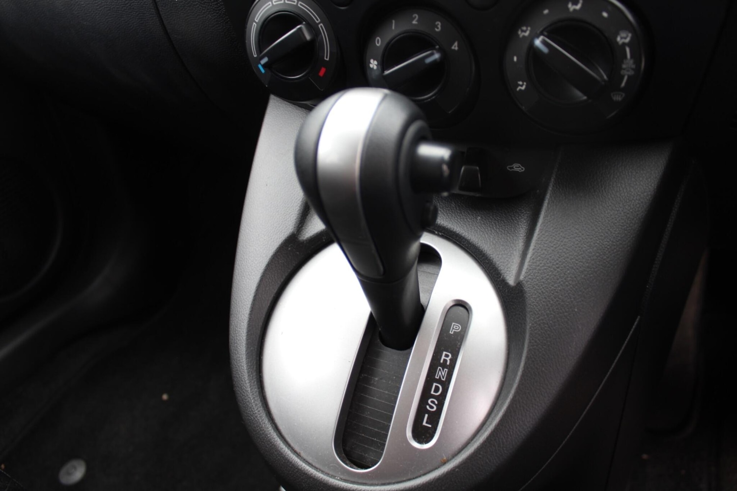 Used Mazda Mazda2 2012 for sale - 76083956: Photo 4