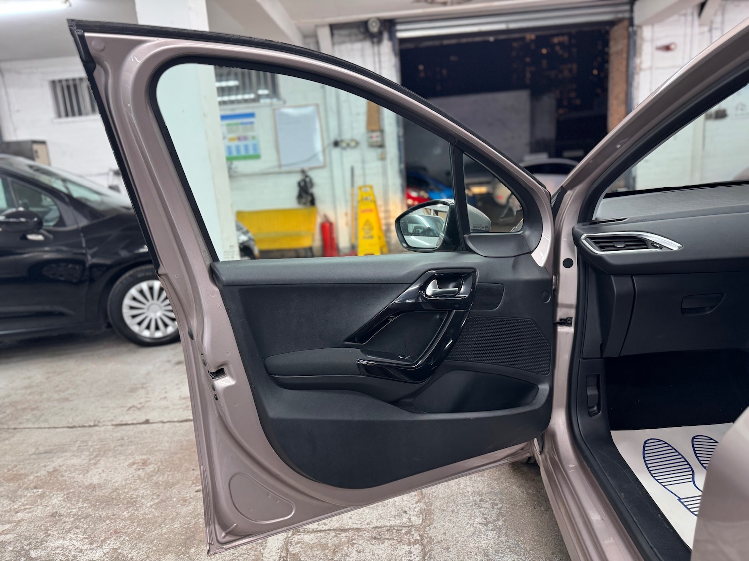 Used Peugeot 208 2013 for sale - 76397265: Photo 19