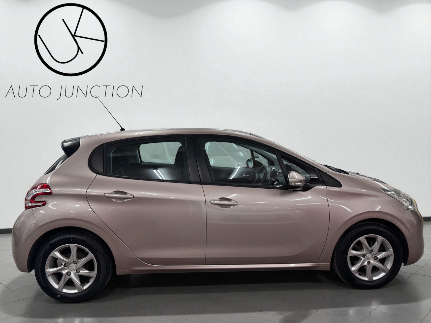 Used Peugeot 208 2013 for sale - 76397265: Photo 3