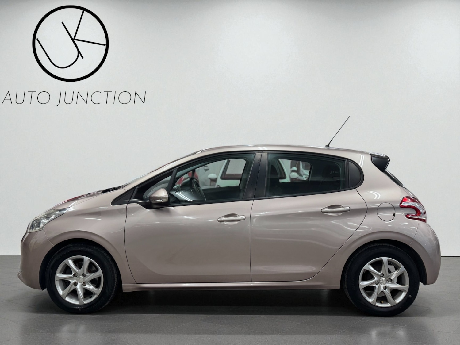 Used Peugeot 208 2013 for sale - 76397265: Photo 4