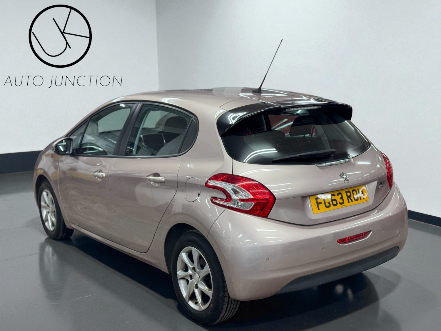 Used Peugeot 208 2013 for sale - 76397265: Photo 6