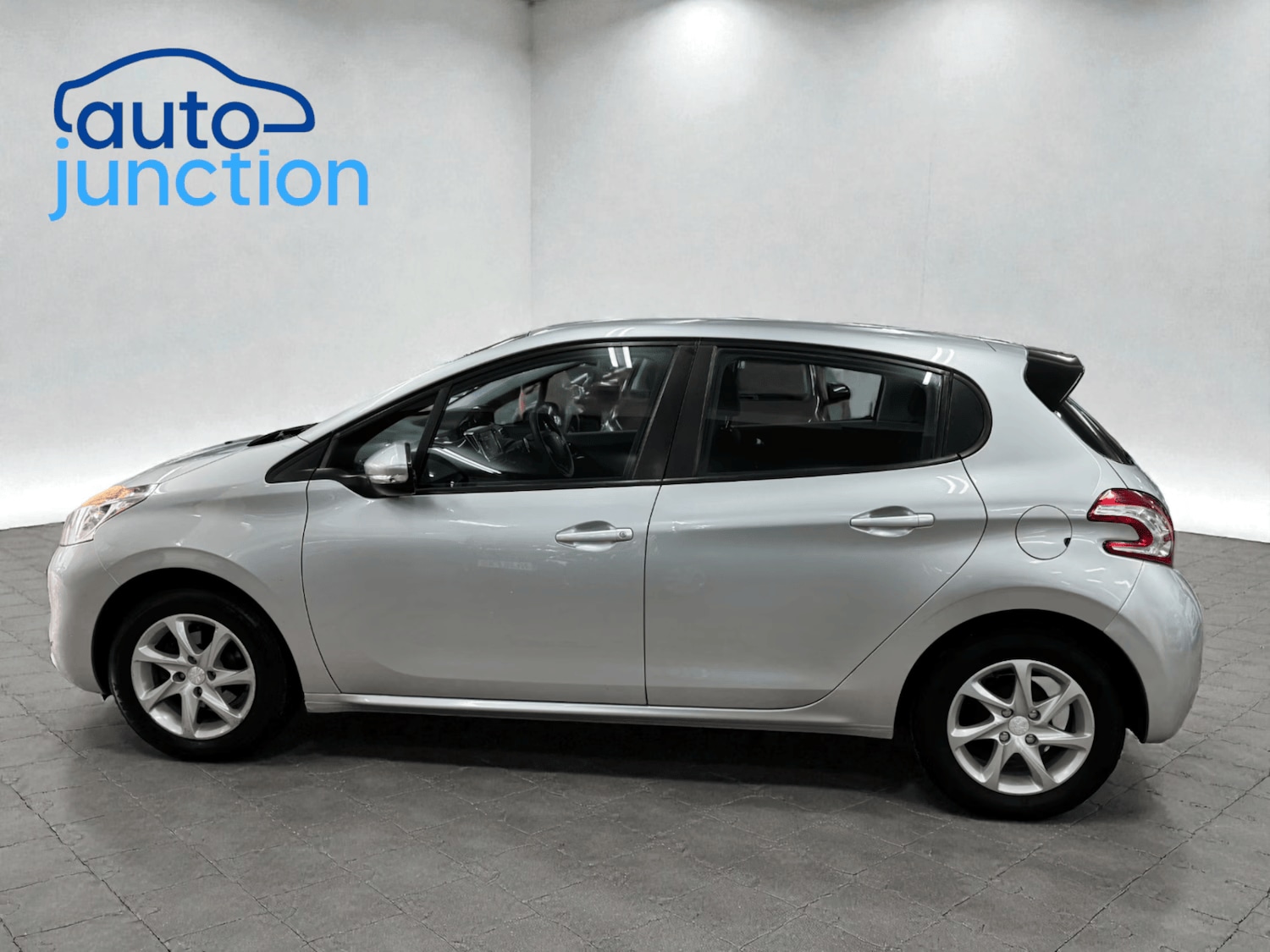 Used Peugeot 208 2015 for sale - 77195507: Photo 6