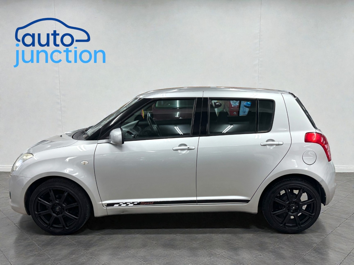 Used Suzuki Swift 2010 for sale - 76922417: Photo 4