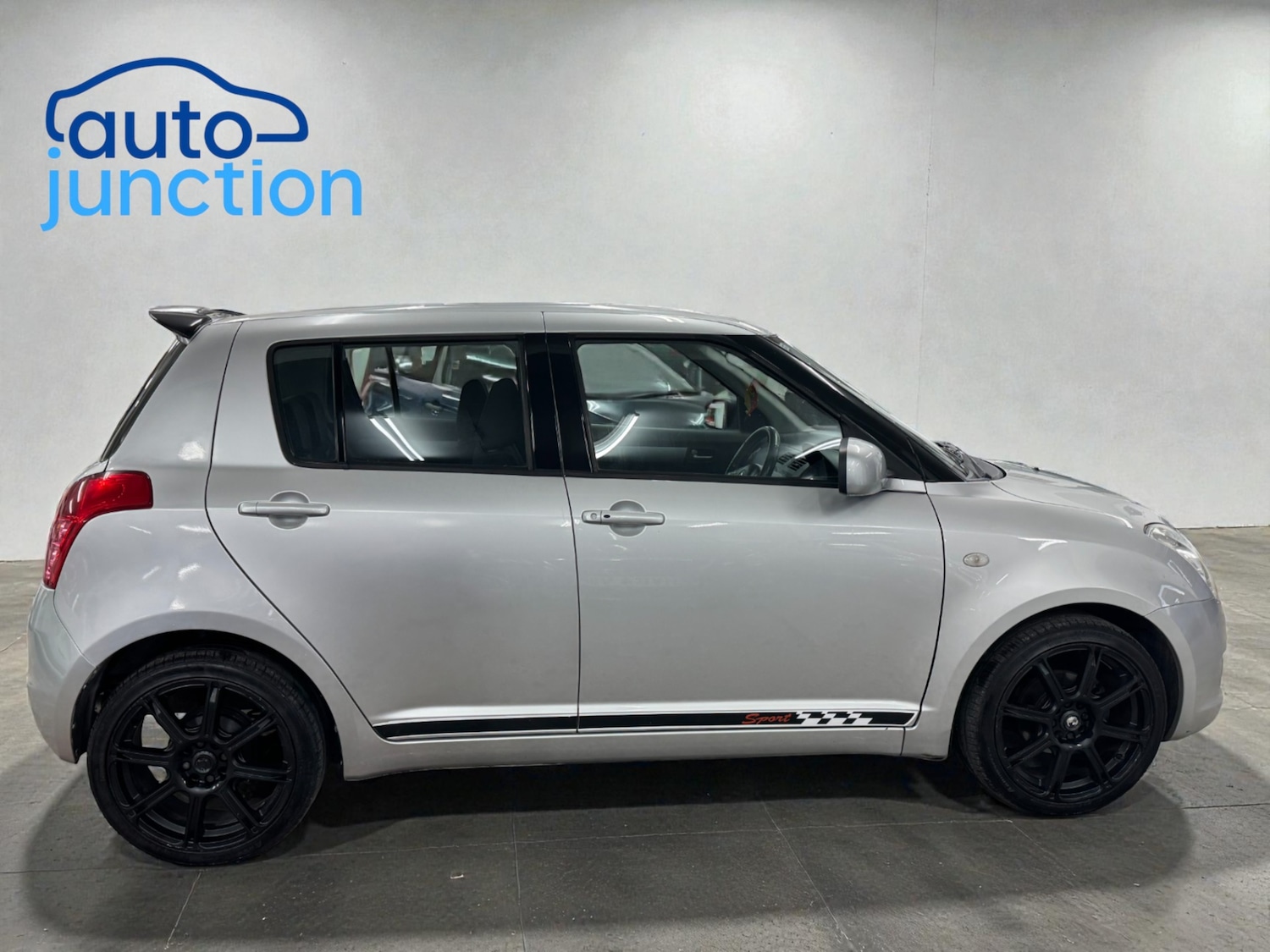 Used Suzuki Swift 2010 for sale - 76922417: Photo 5