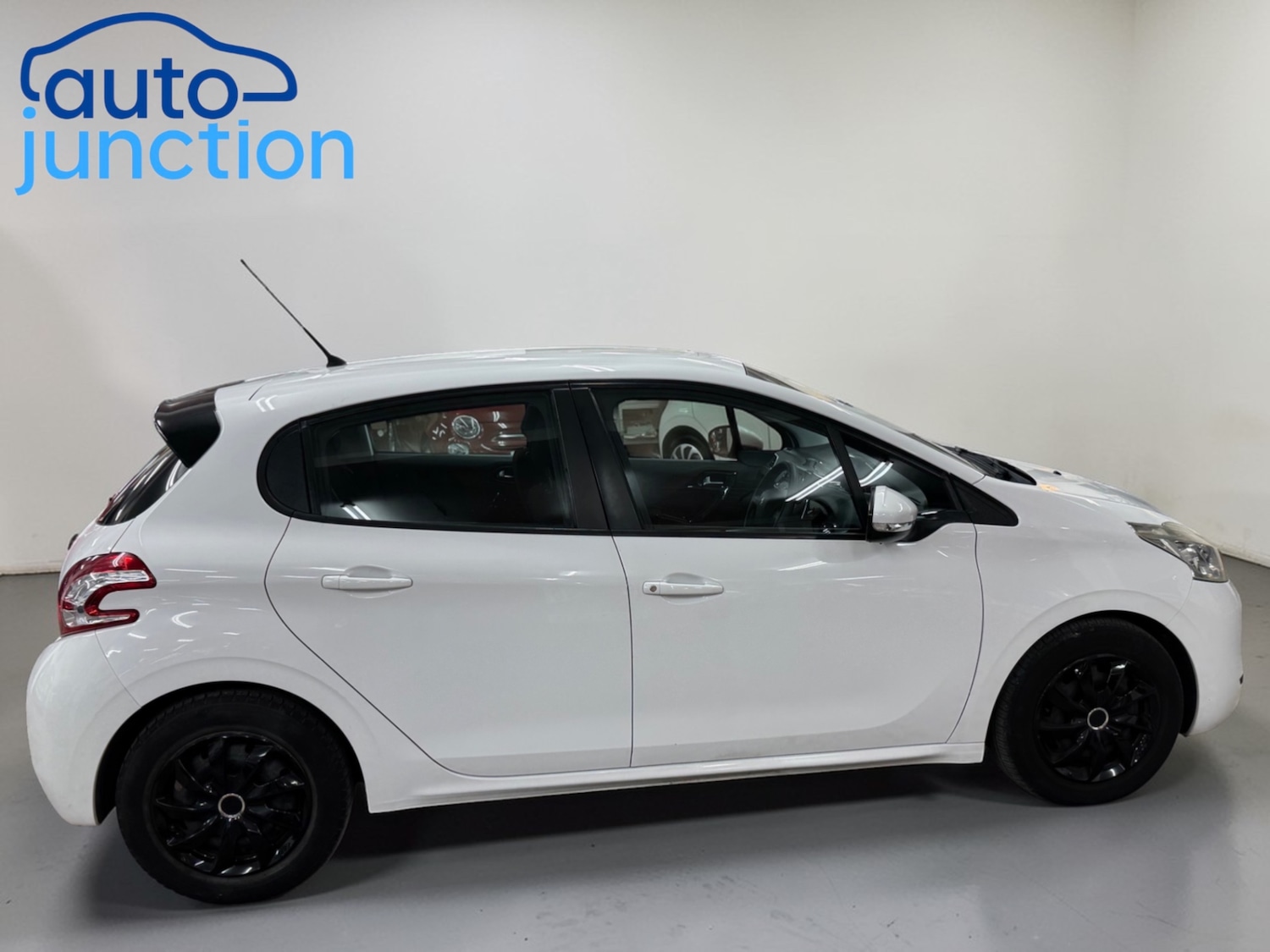 Used Peugeot 208 2012 for sale - 77690910: Photo 3