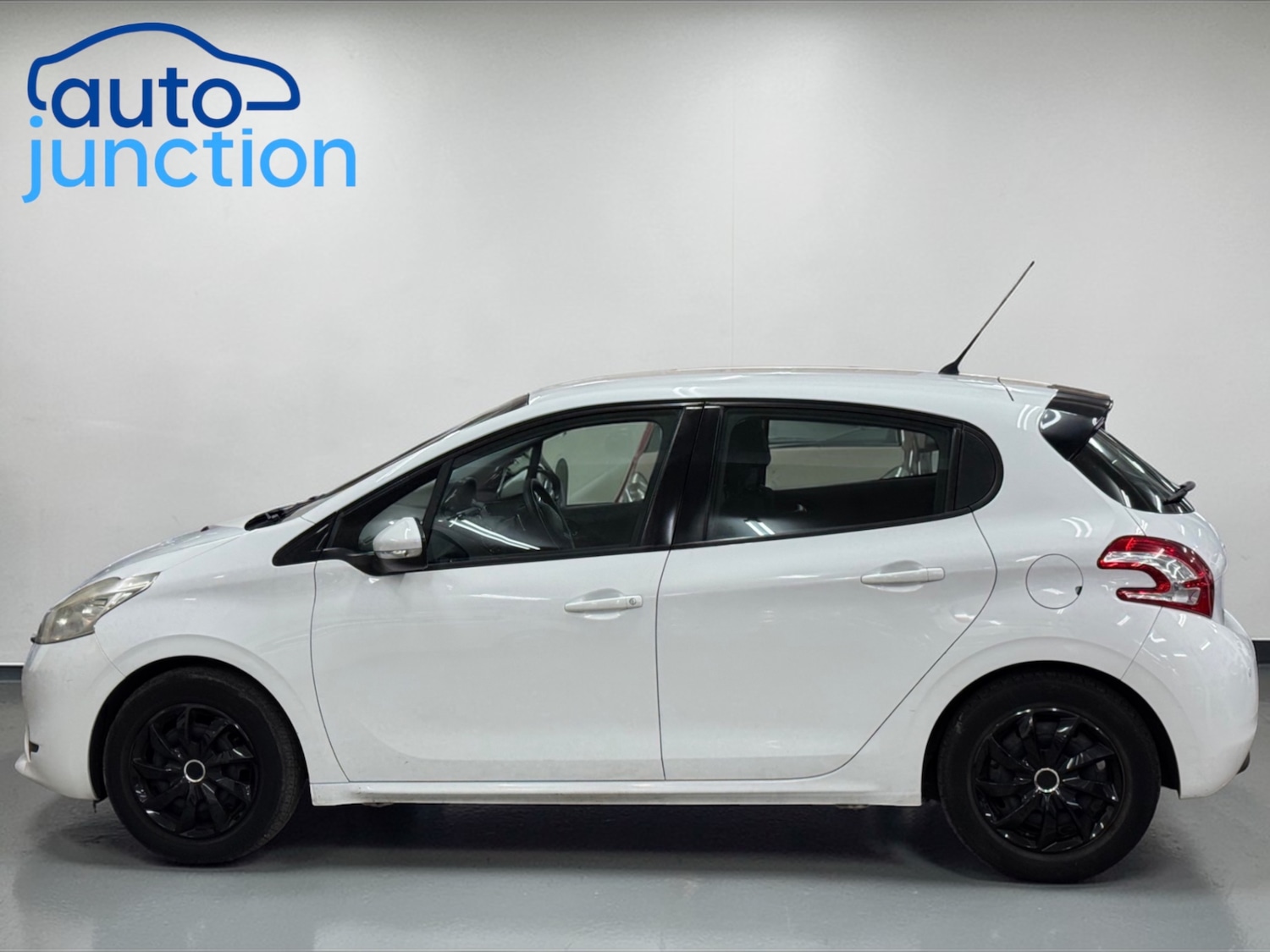 Used Peugeot 208 2012 for sale - 77690910: Photo 5