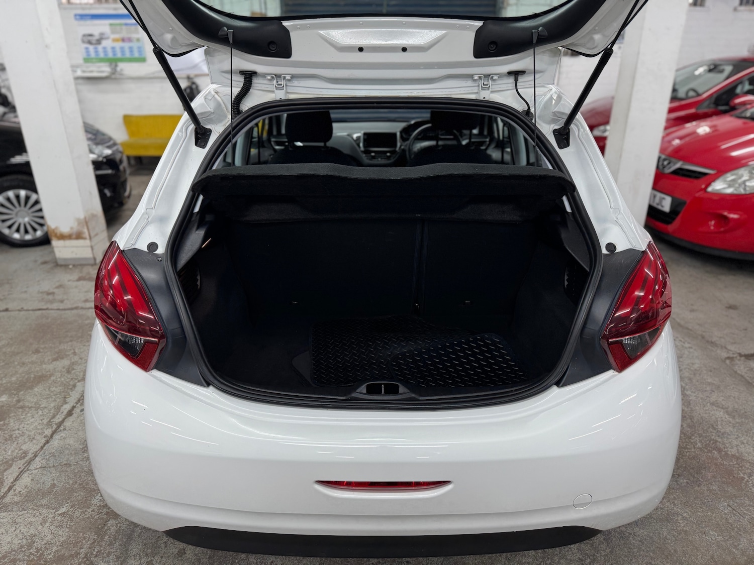 Used Peugeot 208 2015 for sale - 76446129: Photo 19