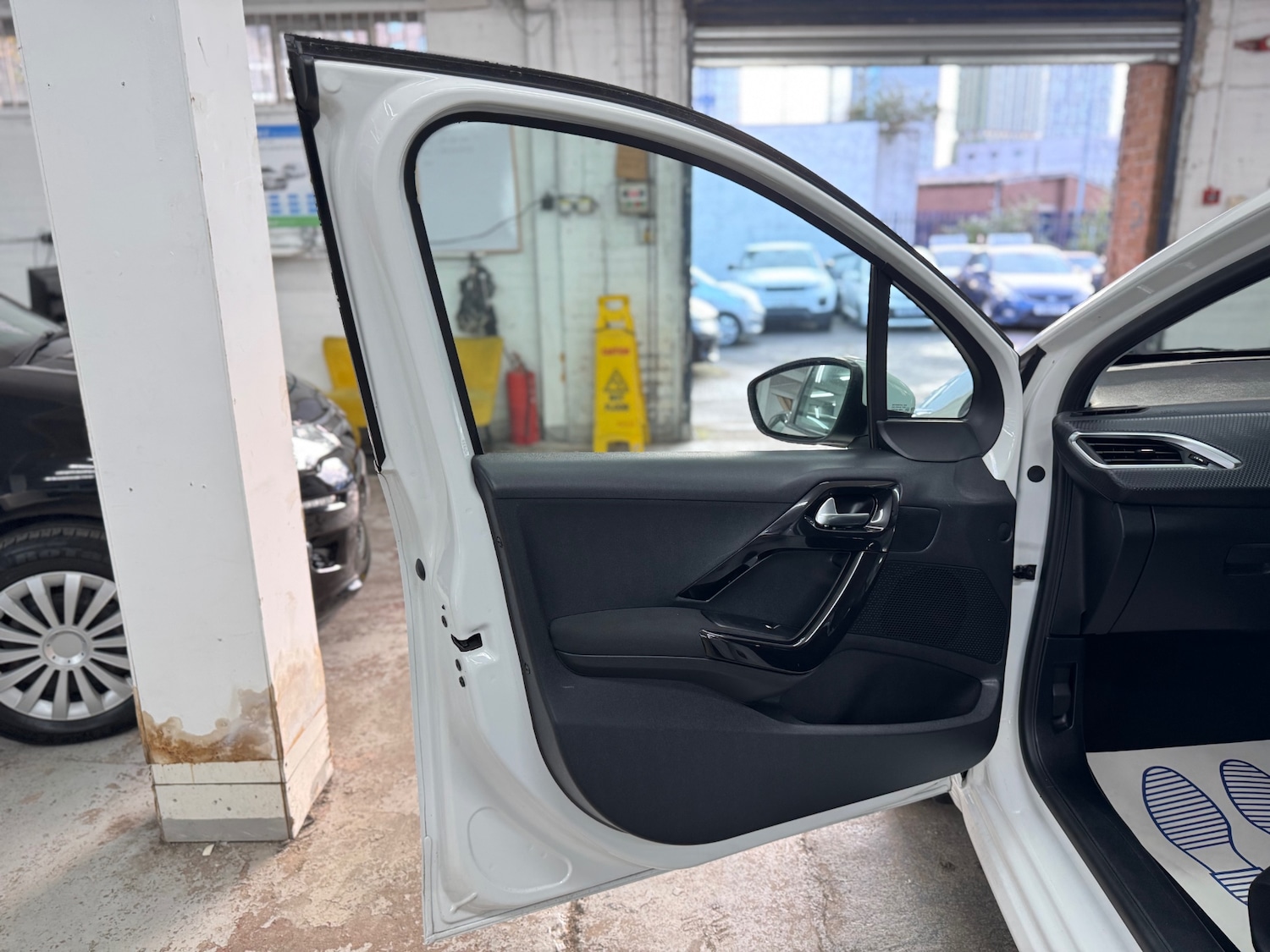 Used Peugeot 208 2015 for sale - 76446129: Photo 24