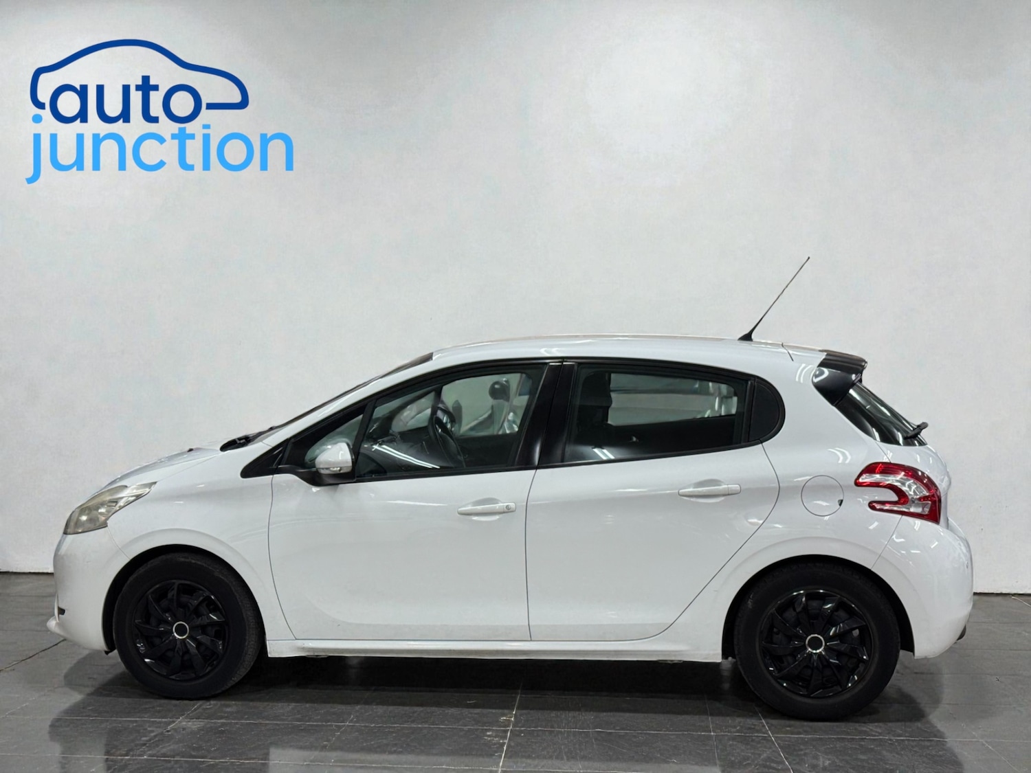 Used Peugeot 208 2012 for sale - 76982820: Photo 3