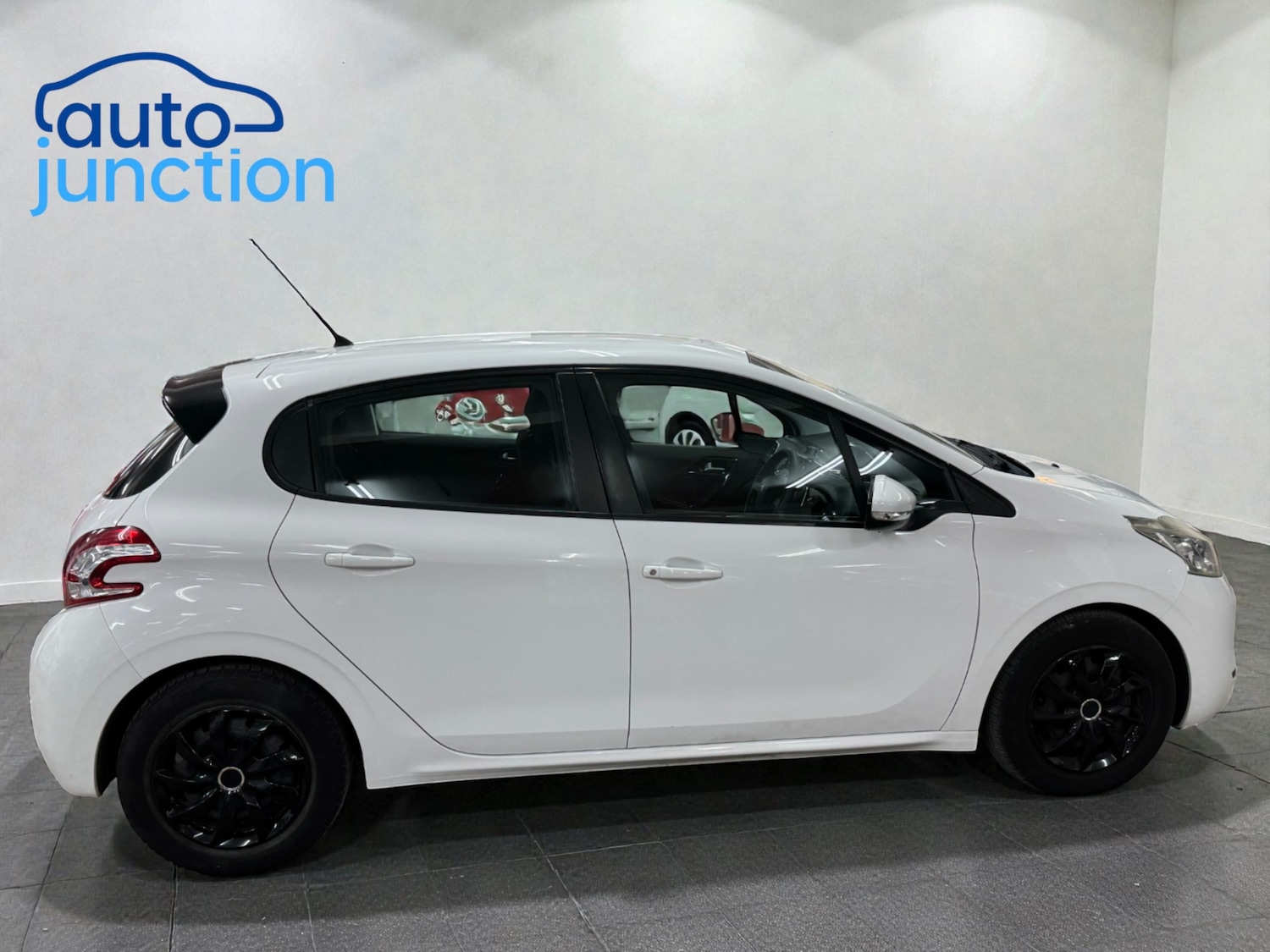 Used Peugeot 208 2012 for sale - 76982820: Photo 6