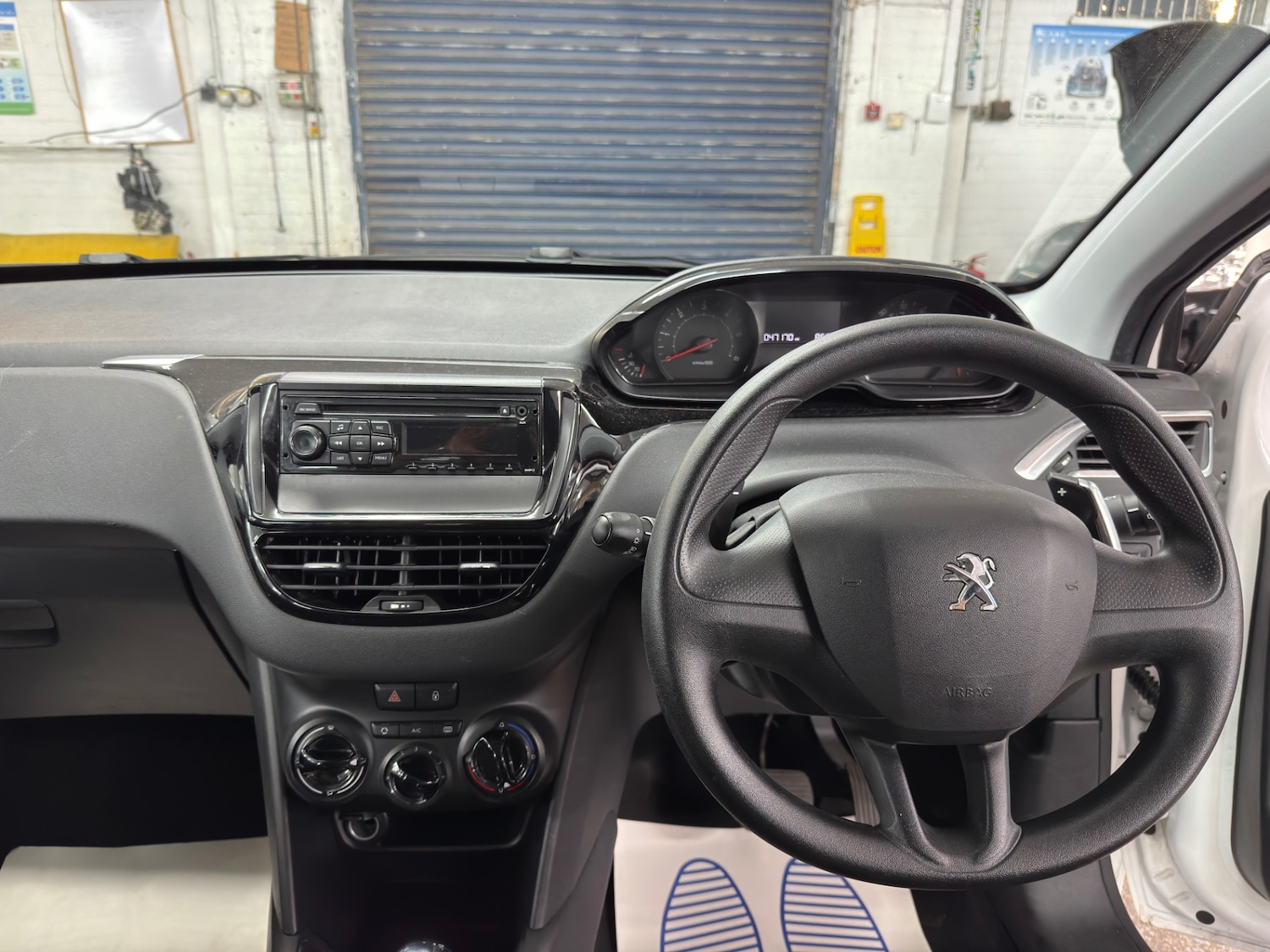 Used Peugeot 208 2012 for sale - 76982820: Photo 8