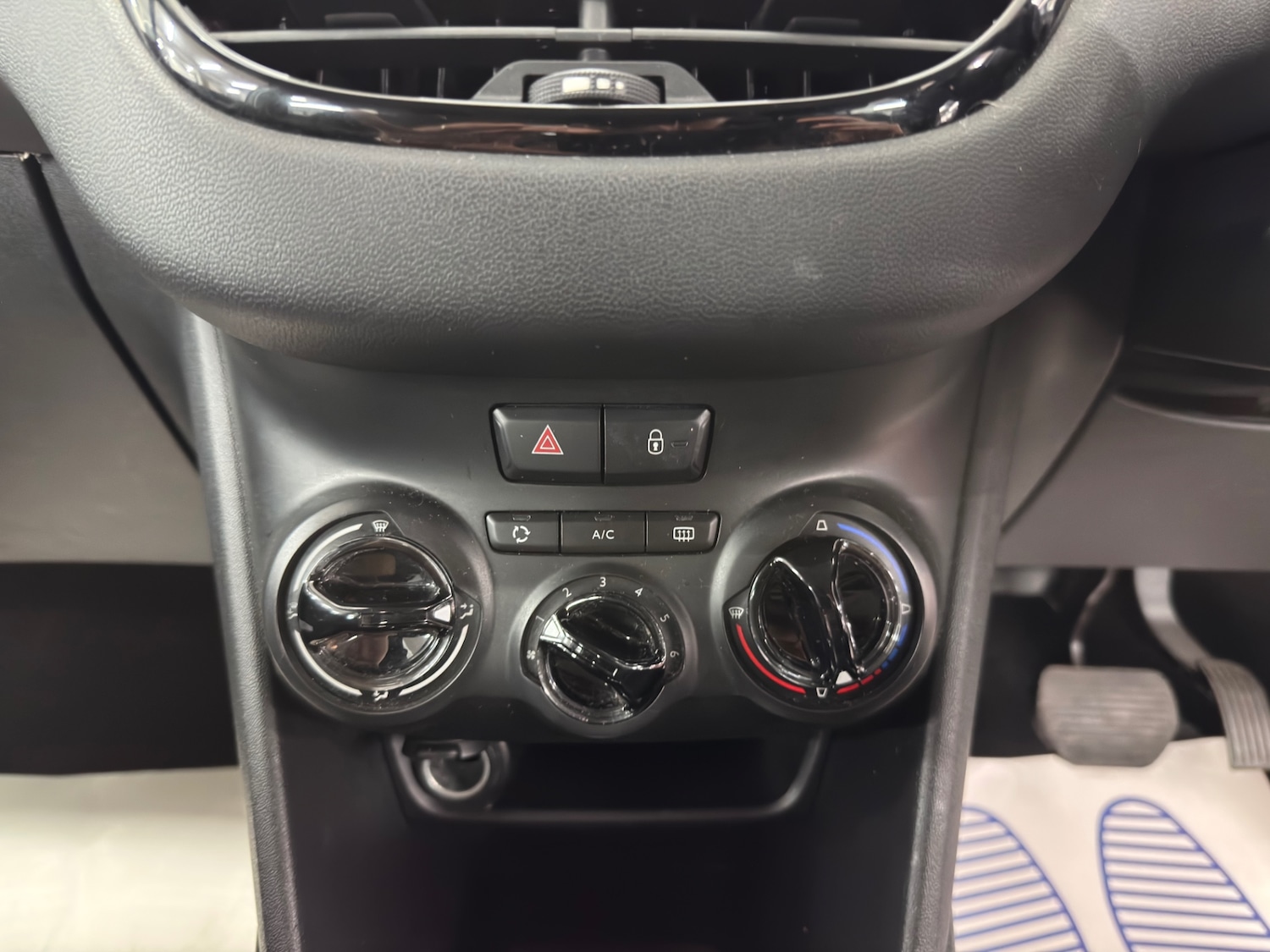 Used Peugeot 208 2012 for sale - 76982820: Photo 9