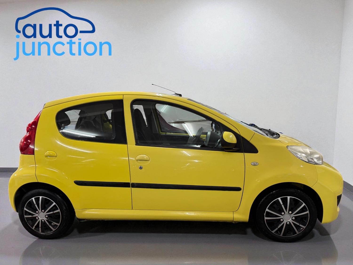 Used Peugeot 107 2010 for sale - 76632618: Photo 3