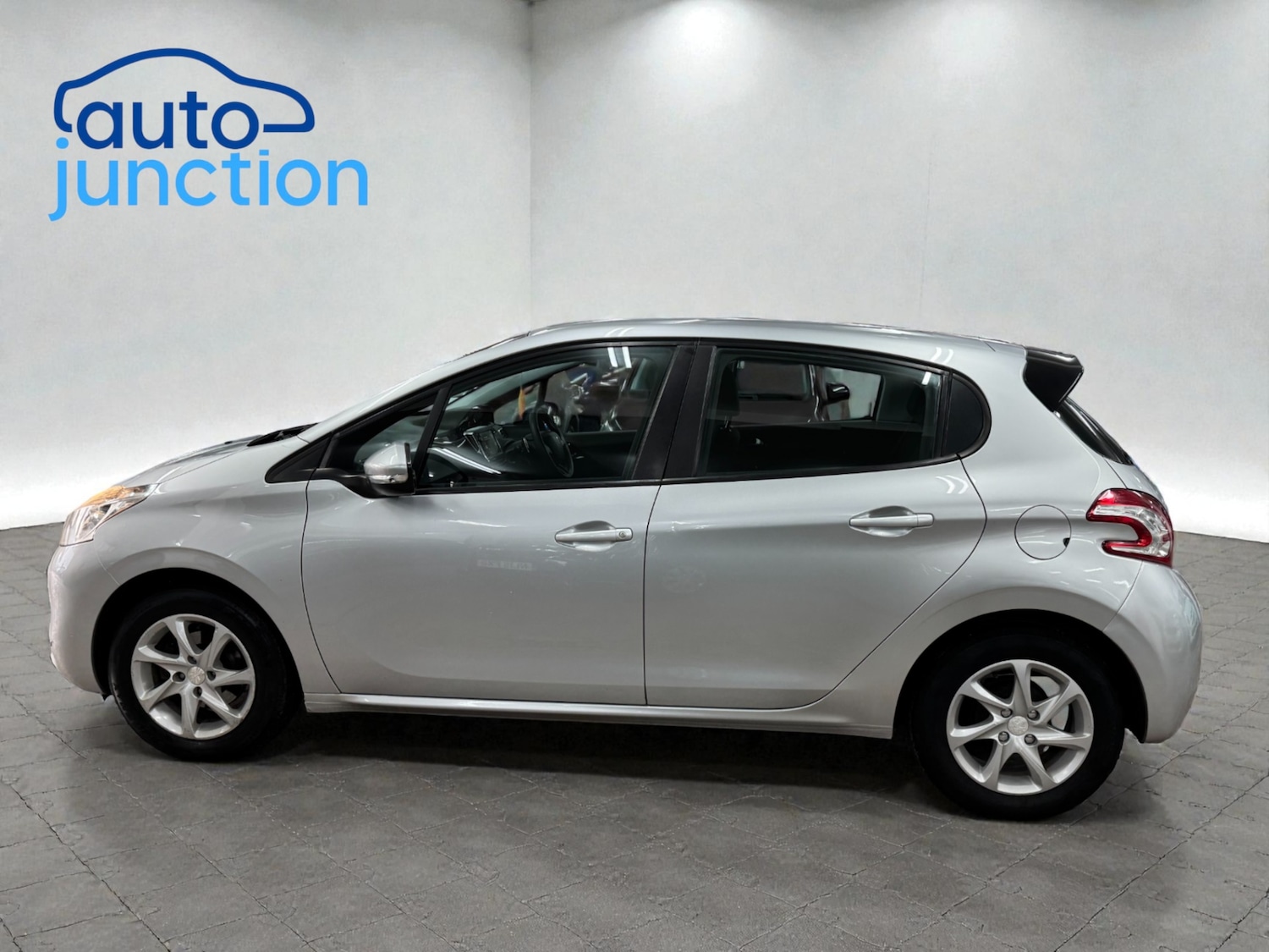 Used Peugeot 208 2015 for sale - 76237454: Photo 3