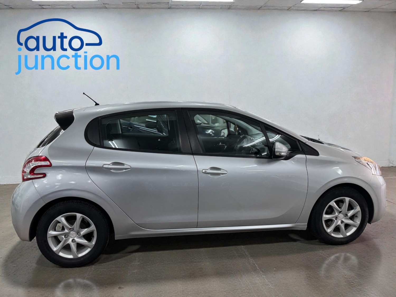 Used Peugeot 208 2015 for sale - 76237454: Photo 4