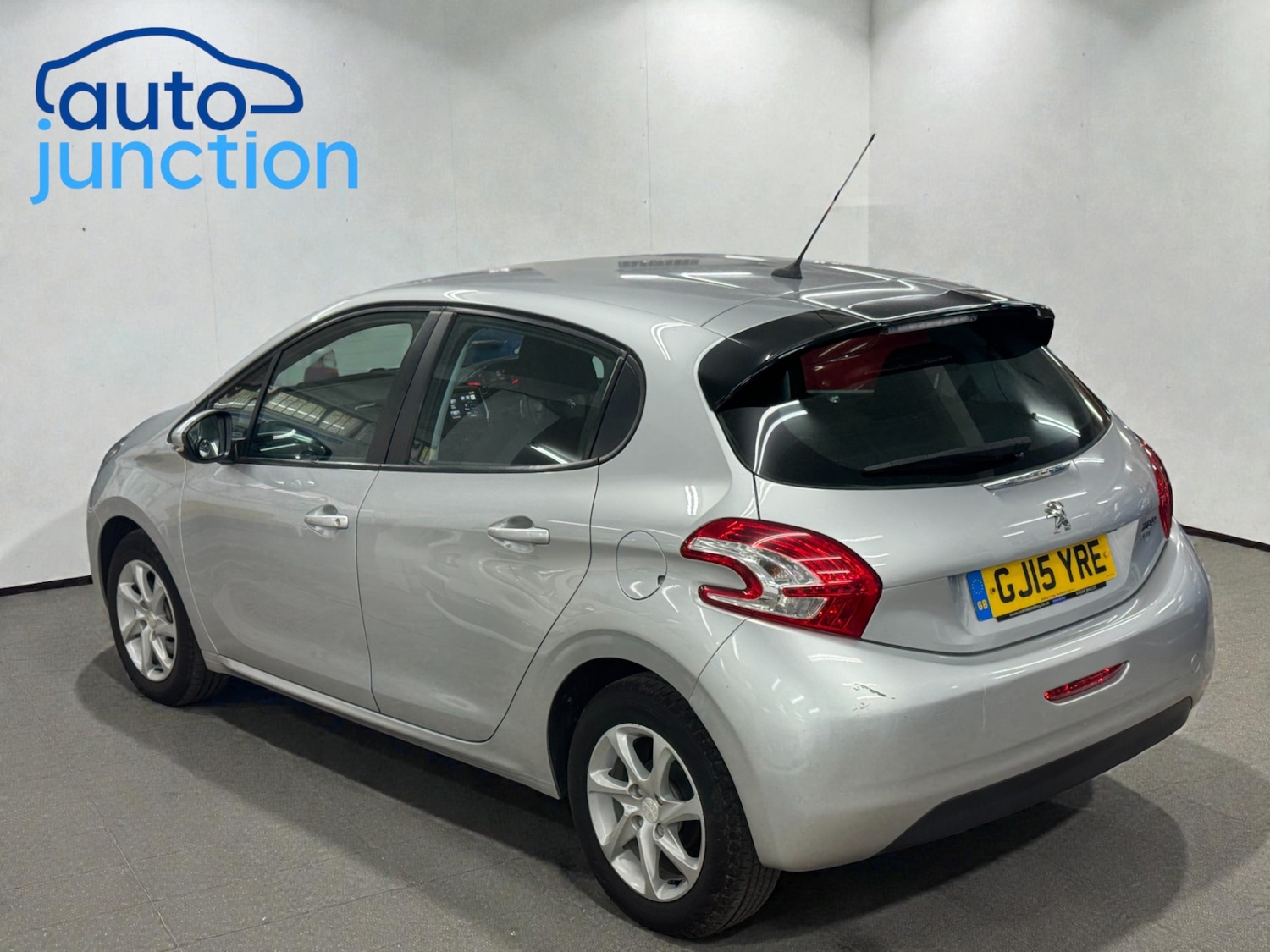 Used Peugeot 208 2015 for sale - 76237454: Photo 5