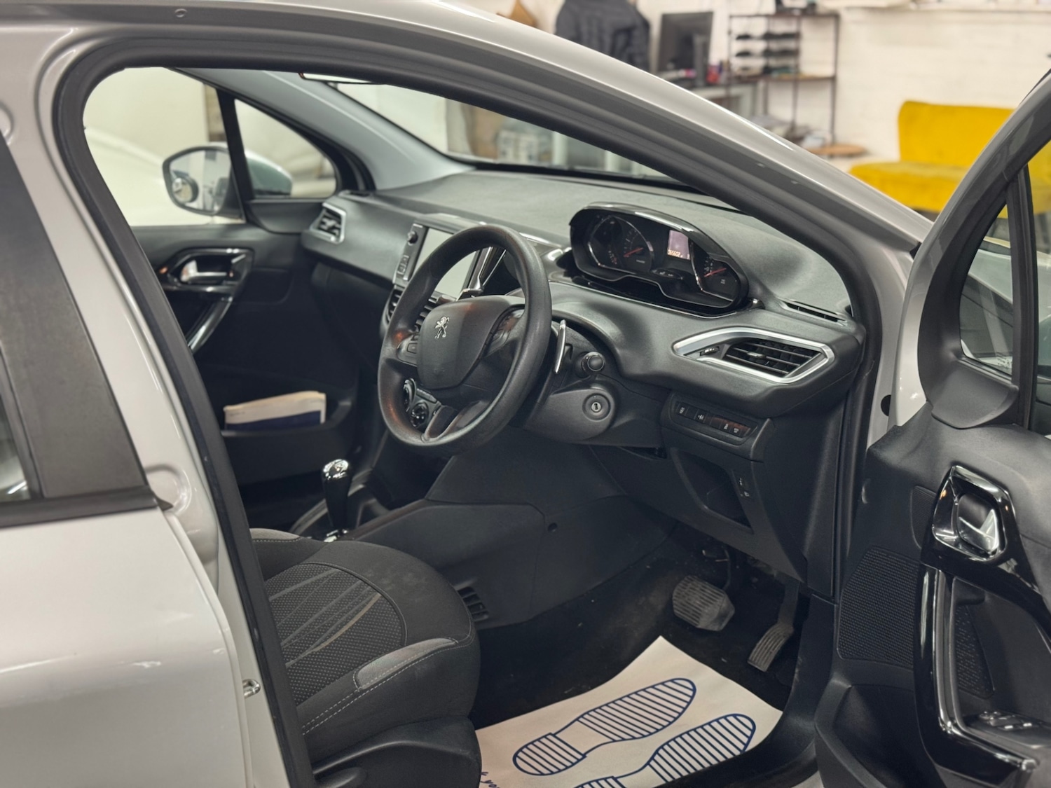 Used Peugeot 208 2015 for sale - 76237454: Photo 7