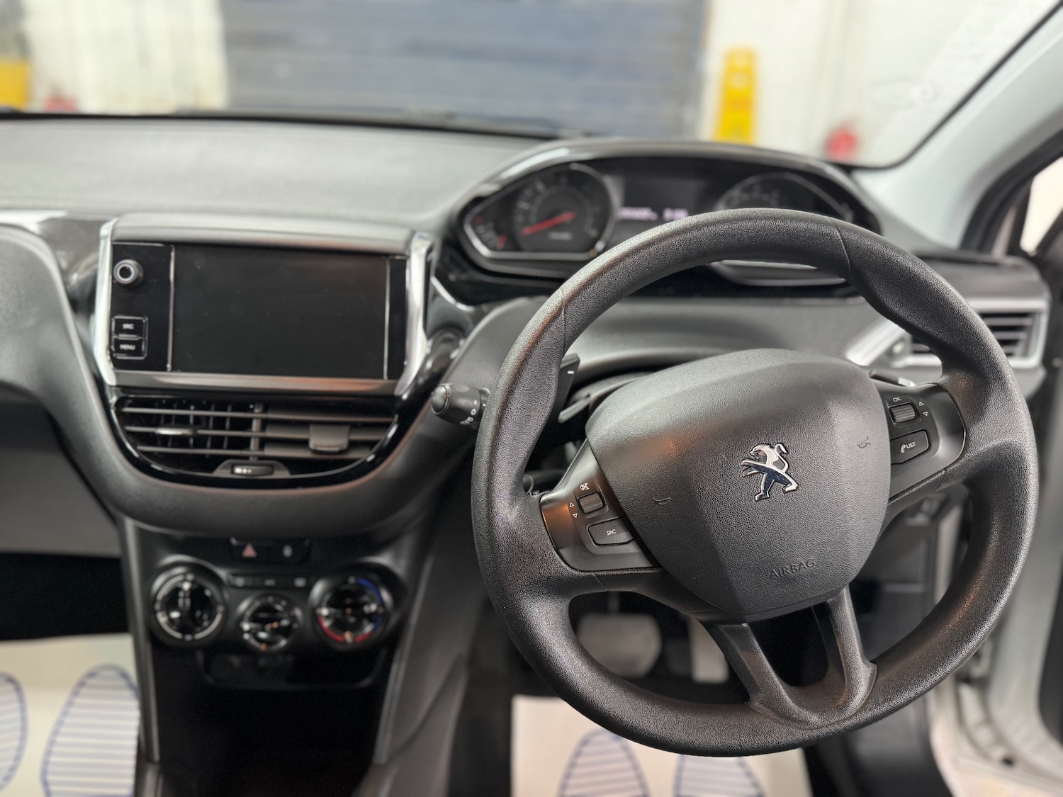 Used Peugeot 208 2015 for sale - 76237454: Photo 8