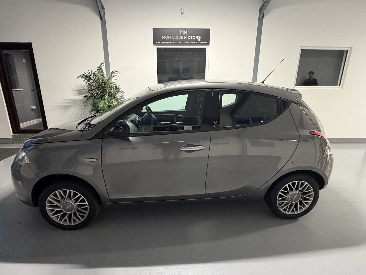 Used Chrysler Ypsilon 2012 for sale - 76706162: Photo 2