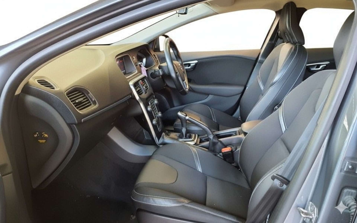 Used Volvo V40 2017 for sale - 77830693: Photo 15