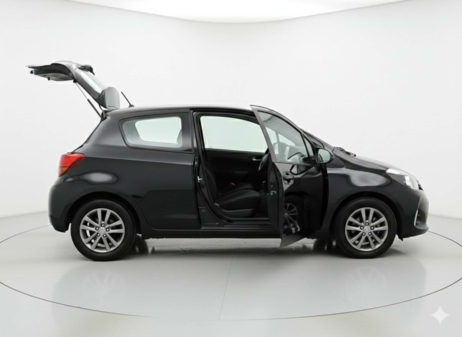Used Toyota Yaris 2015 for sale - 77676587: Photo 15