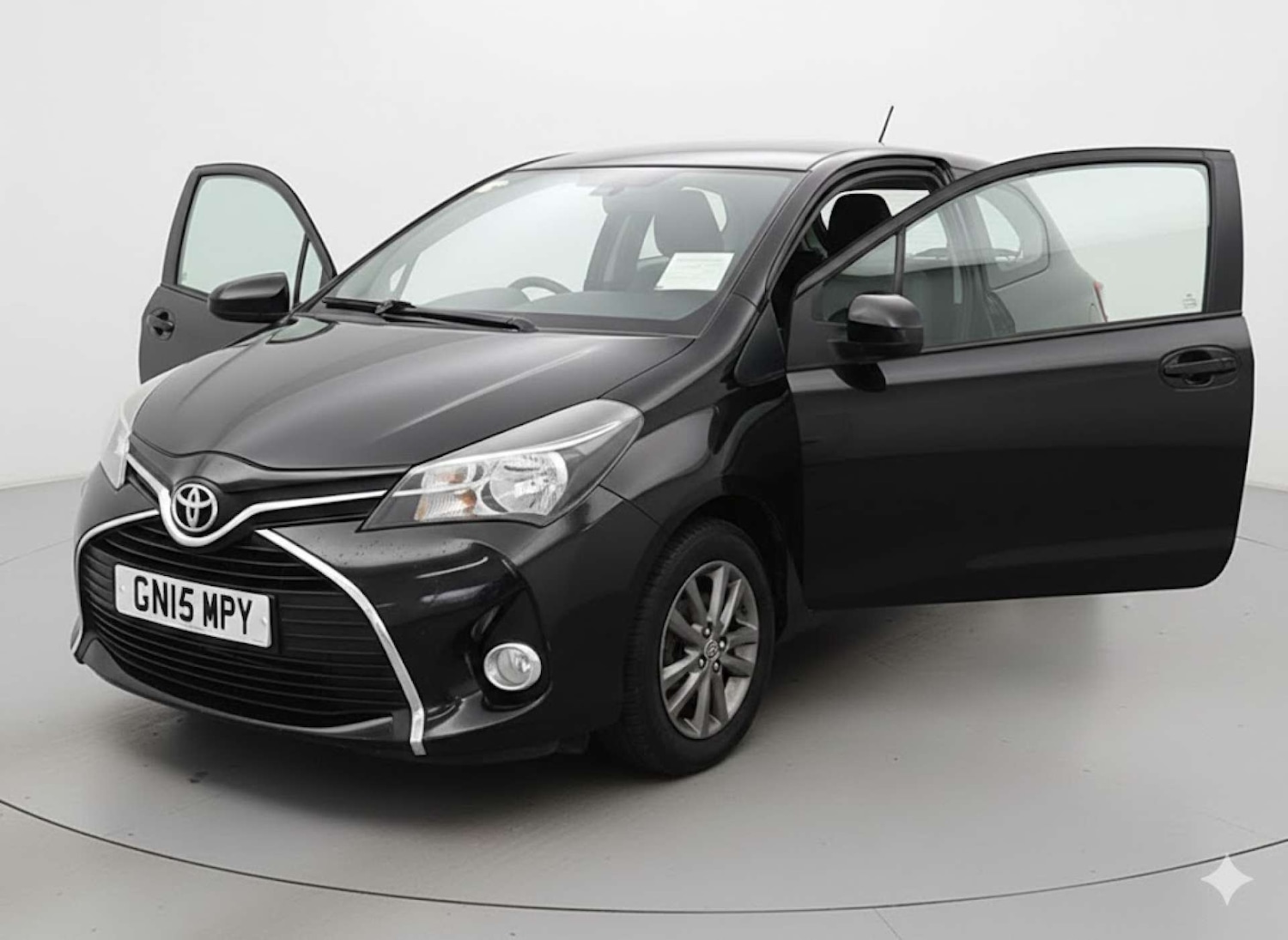 Used Toyota Yaris 2015 for sale - 77676587: Photo 4