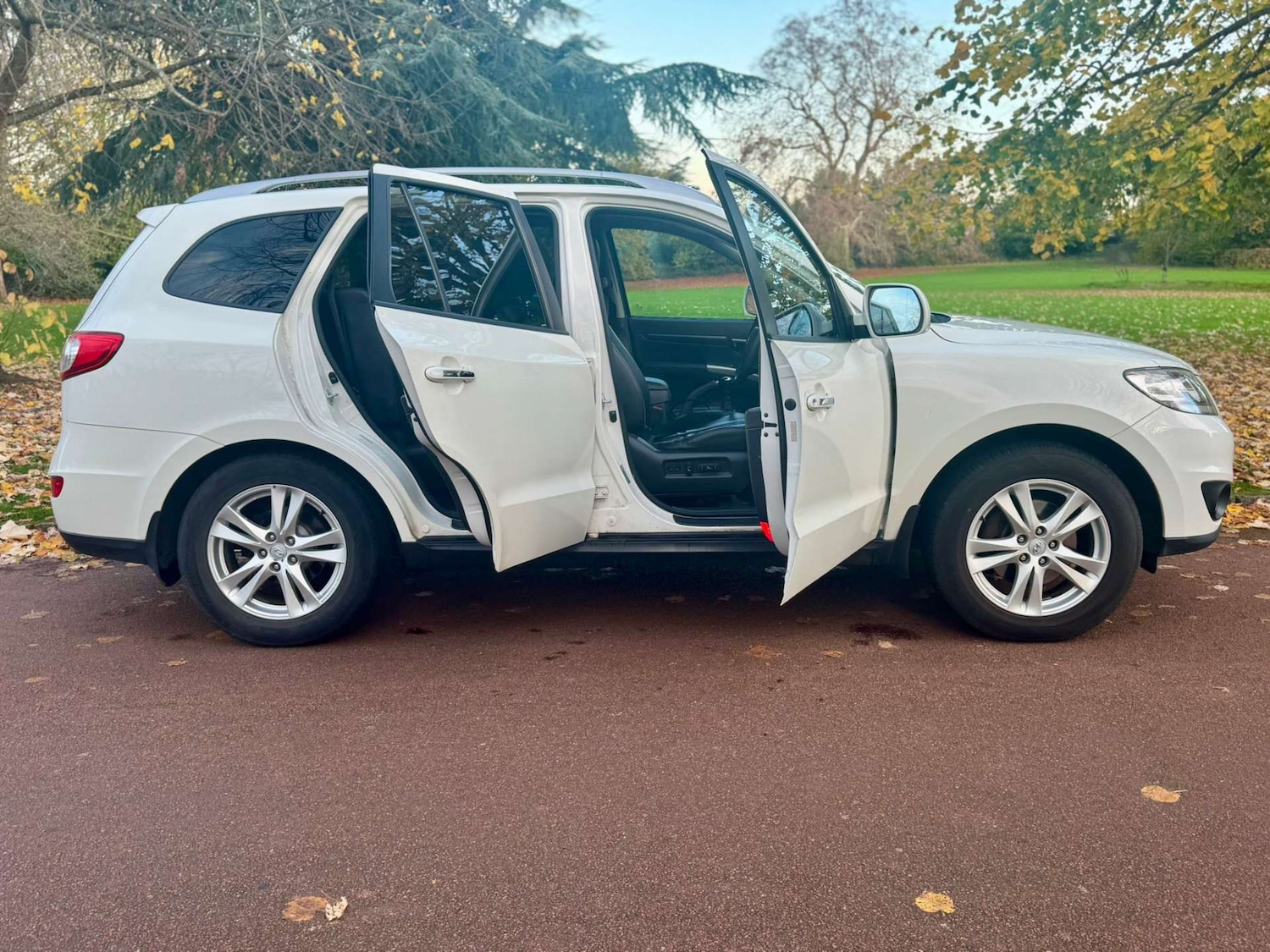 Used Hyundai Santa Fe 2011 for sale - 76544298: Photo 4