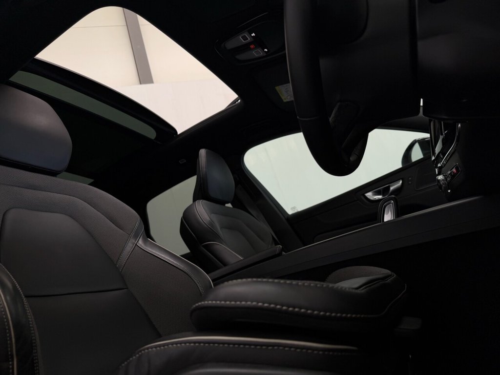 Used Volvo XC60 2022 for sale - 77227266: Photo 2